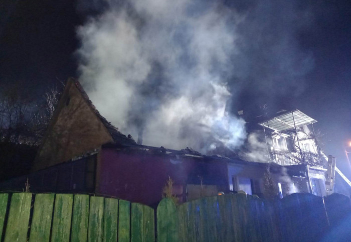 Na Šumpersku došlo k požáru střechy rodinného domu a hospodářské budovy, škoda je přes milion korun