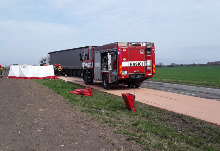 U obce Sokolnice na Brněnsku došlo ke střetu kamionu s automobilem, jedna osoba na místě zemřela