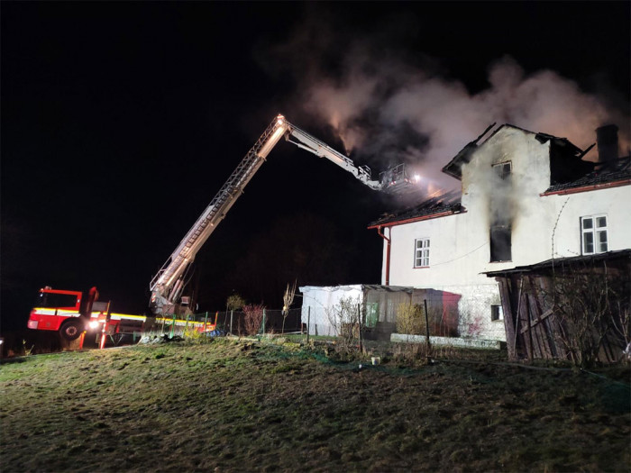 Škodu za téměř milion korun a těžce popálenou ženu si vyžádal požár domu v třineckých Kojkovicích