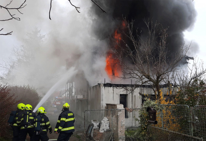Škodu za pět milionů způsobil požár rodinného domu v obci Pchery na Kladensku