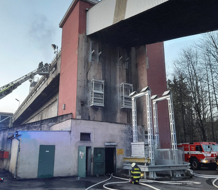 Šest jednotek hasičů likvidovalo požár v trutnovské elektrárně, uchráněny byly milionové hodnoty