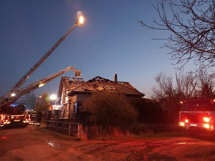 V obci Kubšice na Znojemsku hořela dřevostavba, při zásahu se zranil dobrovolný hasič