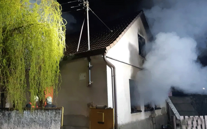 Těžké popáleniny utrpěla žena při požáru domu na Kutnohorsku, uvnitř byly i dvě děti