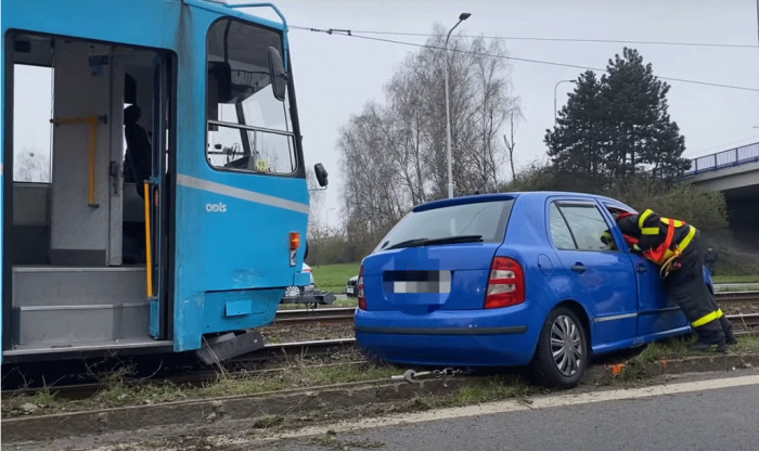 Automobil se v Ostravě střetl s tramvají, vůz museli z kolejí dostat hasiči