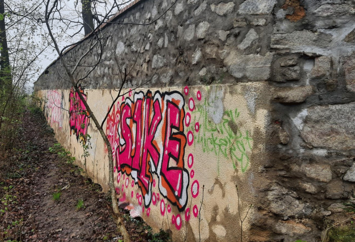 Neznámý vandal posprejoval fasádu kamenné vyhlídky státního zámku Hluboká, policie hledá svědky