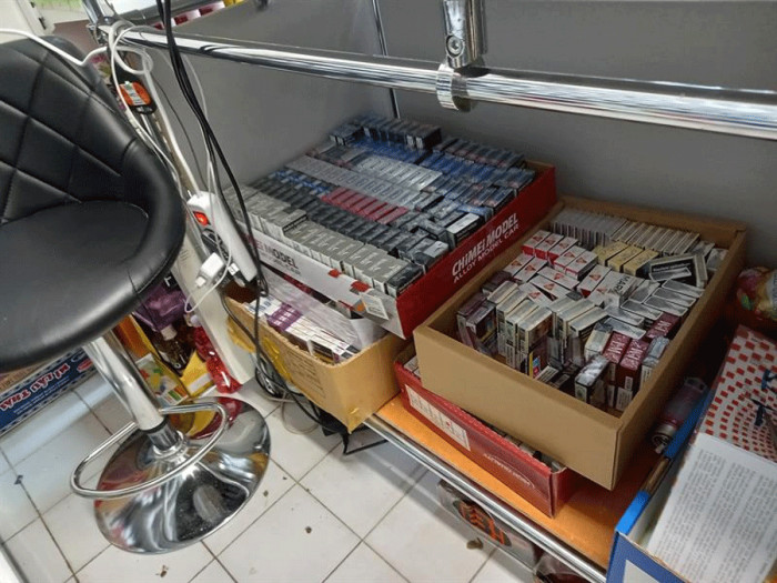 Jihomoravští celníci zajistili v provozovně v Boskovicích několik set krabiček cigaret s neplatnými kolky
