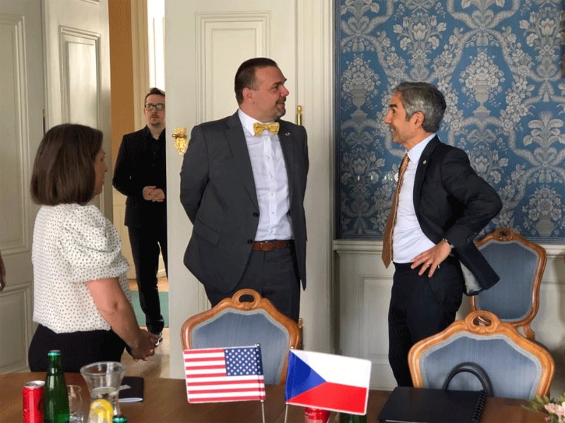 Ministr kultury Baxa se setkal s velvyslancem USA. Tématem byla především spolupráce v oblasti filmového průmyslu