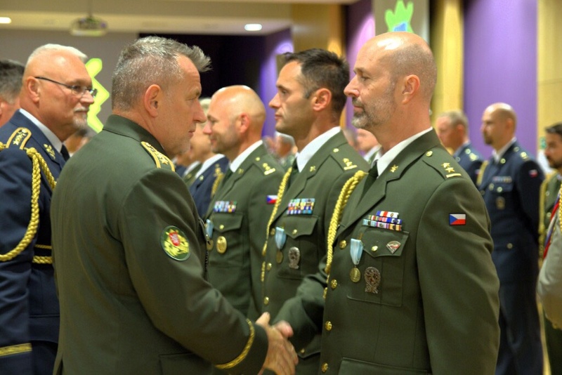 AČR: Generál Hlaváč ocenil sedm desítek vojáků, kteří působili na zahraničních pracovištích NATO a EU