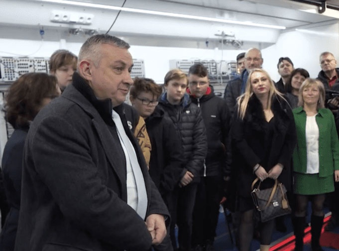 Ministr Síkela navštívil Středočeský kraj. Žáci místních škol se seznámili s moderními technologiemi