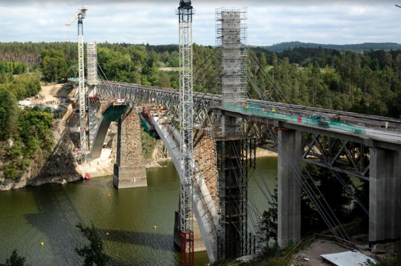 Ministerstvo dopravy: Nad Orlickou přehradou vzniká unikátní obloukový most