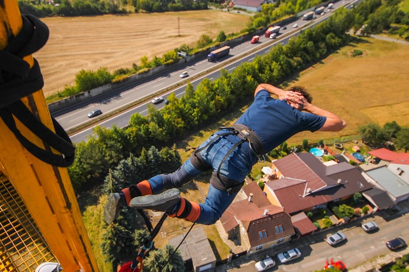 Skočte s bungee jumpingem do světa dobrodružství