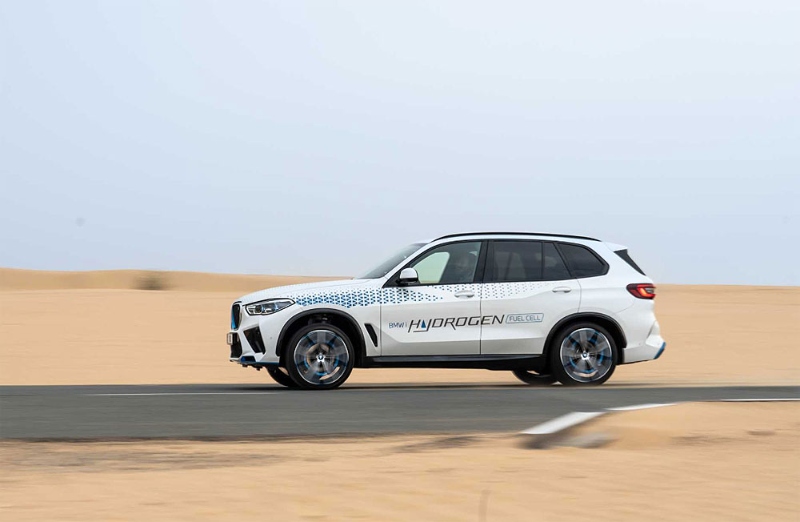 BMW iX5 Hydrogen podstoupilo testovací jízdy v poušti