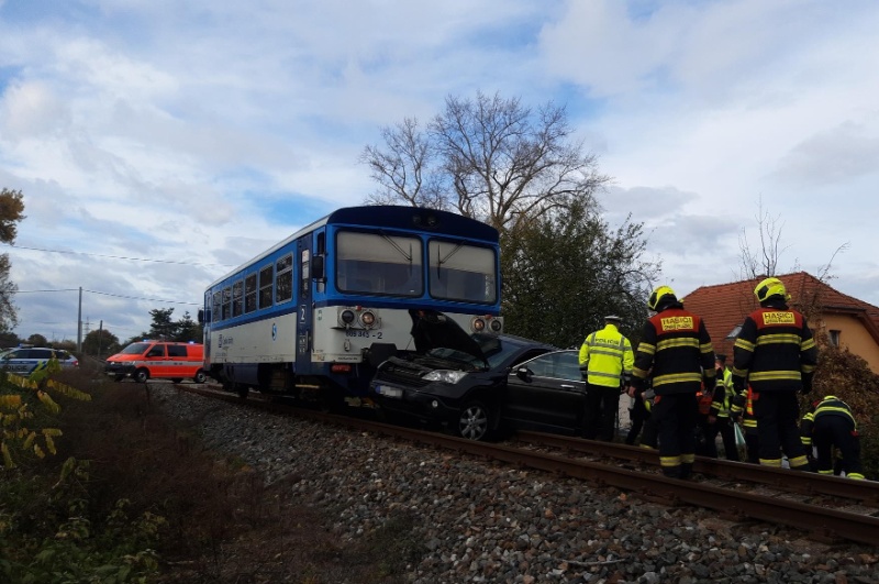 Osobní vlak u Prahy smetl na přejezdu osobní auto. Nehoda si vyžádala čtyři zraněné