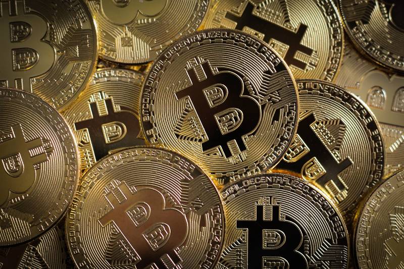 Seniorka uvěřila falešnému bankéři a do bitcoinmatu vložila pět a půl milionu korun