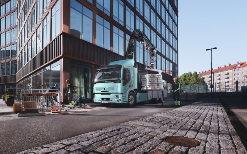 Volvo představuje inovovaná elektrická nákladní vozidla určená pro městskou přepravu s nulovými emisemi