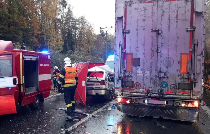 Střet osobního vozidla s kamionem nedaleko Jesenice na Rakovnicku si vyžádal dva lidské životy