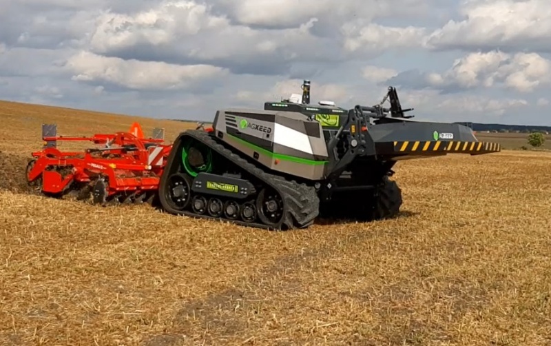 První robotický traktor v Česku nepotřebuje řidiče a zvládne toho mnohem víc