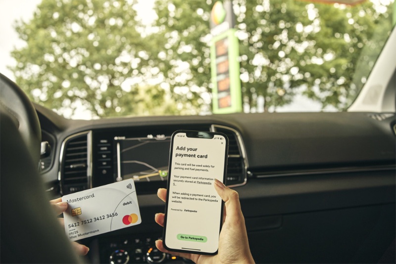 Škoda Auto spouští službu Pay to Fuel pro snadnou platbu za tankování přímo z vozu
