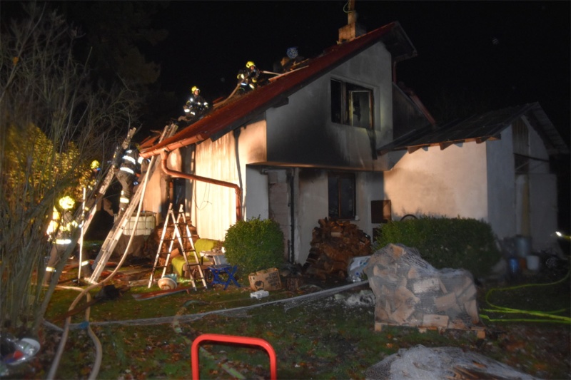 Na Kladensku došlo k požáru rekreačního objektu, majitel utrpěl popáleniny