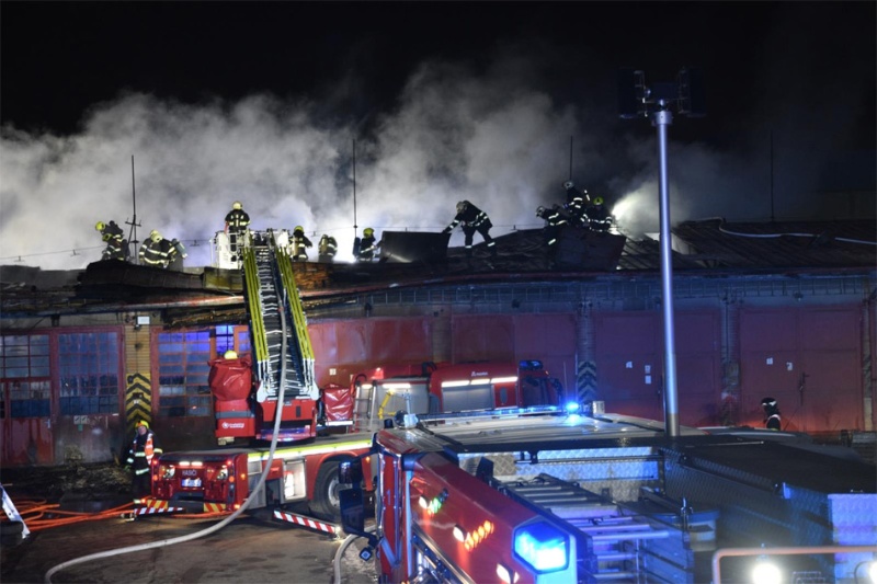 V Brně hořela střecha průmyslového objektu, zasahovalo deset hasičských jednotek