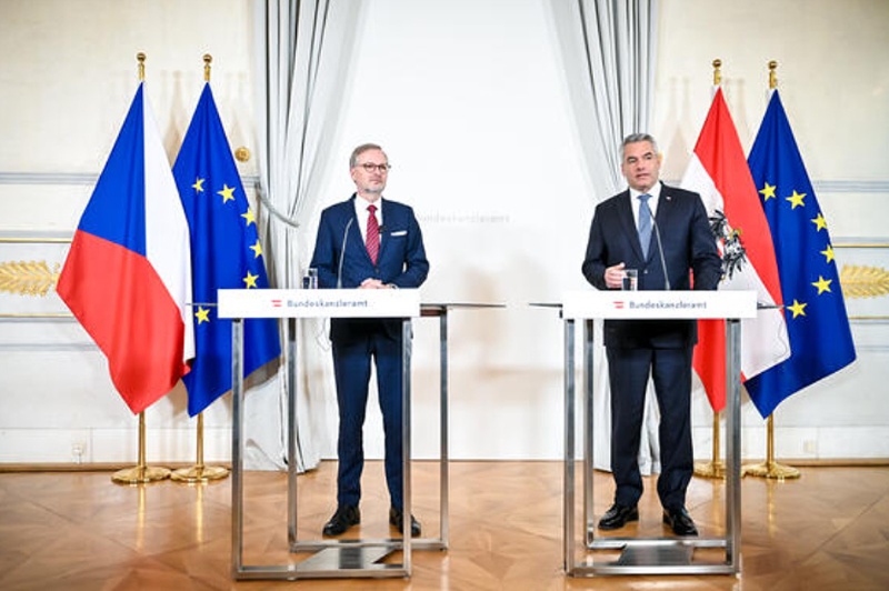 Fiala jednal s rakouským kancléřem Nehammerem o řešení nelegální migrace, dopravě a spolupráci v energetice
