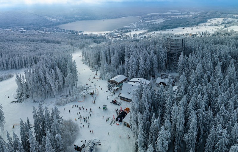 Skiareál Lipno o víkendu nabídne parádní lyžování i amatérské závody s ČT Sport