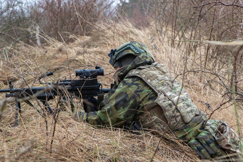 Vojáci ze Strakonic se připravují na misi do Lotyšska. Na Doupově cvičili zelenou taktiku