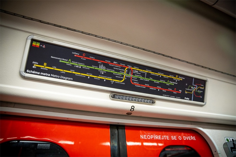 PID: Noví jezevčíci v metru. Pro chystaný průzkum ve vozech vznikla alternativní verze schématu nad dveřmi