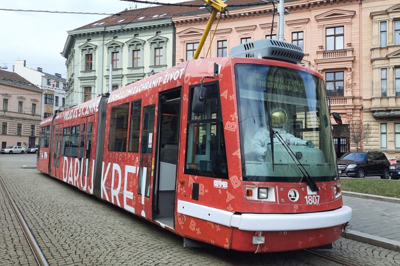Transfúzní oddělení Fakultní nemocnice u svaté Anny v Brně má svou tramvaj, láká veřejnost k darování krve
