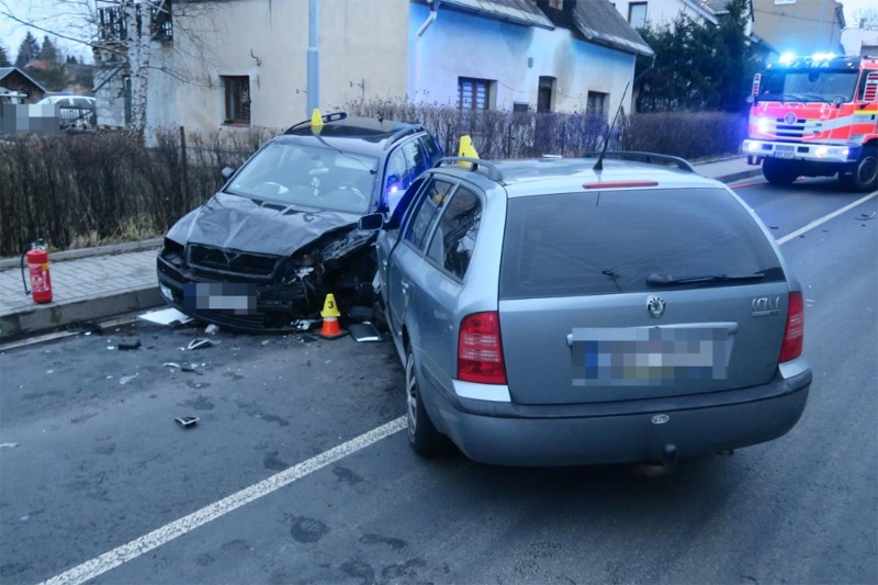 Mikrospánek zavinil čelní střet dvou osobních vozidel na Sokolovsku