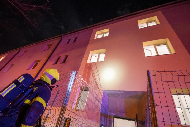 Devět lidí muselo být evakuováno při požáru půdního prostoru v Ostravě