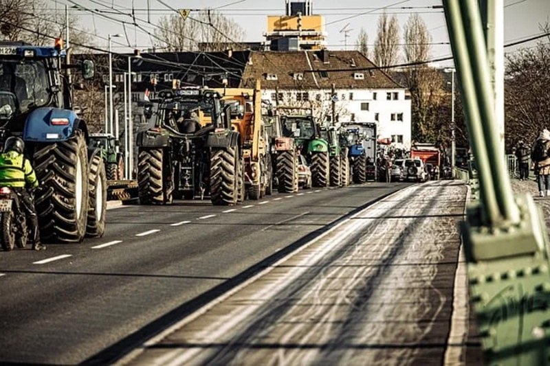 Zemědělci ze střední a východní Evropy protestovali proti EU. Jen v Česku vyjelo kolem 3000 kusů zemědělské techniky