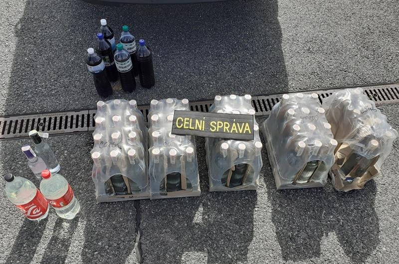 Jihočeští celníci zadrželi dodávku převážející 70 litrů nezdaněného alkoholu