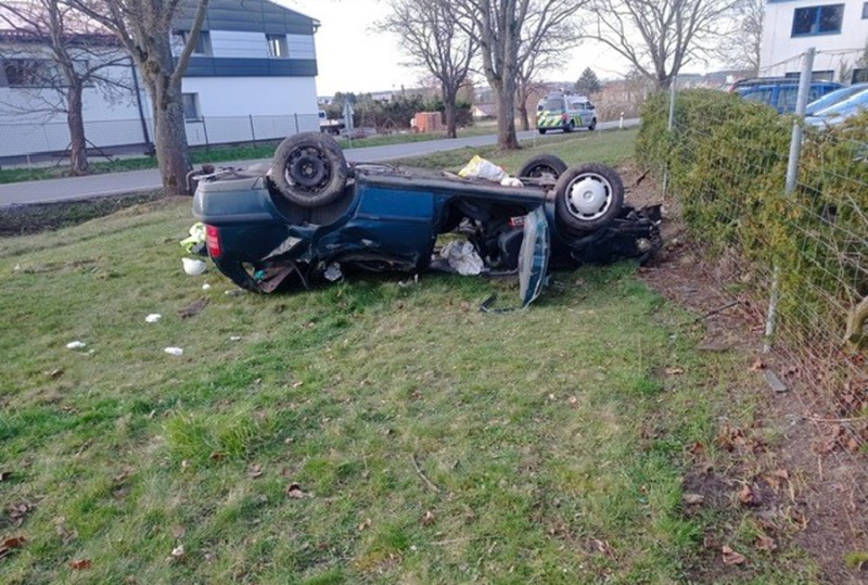 Na Táborsku řidička osobního vozidla narazila do vzrostlého stromu, na místě zemřela