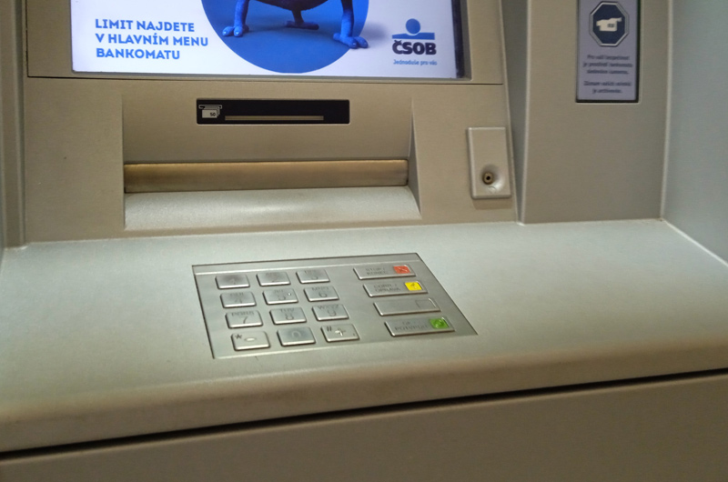 Podvodníci vybírají cizí peníze z bankomatů bez toho, aniž by měli u sebe platební kartu oběti