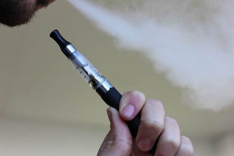 Spotřební daň na e-cigarety odstartovala, neokolkované náplně lze už sehnat pouze v doprodeji