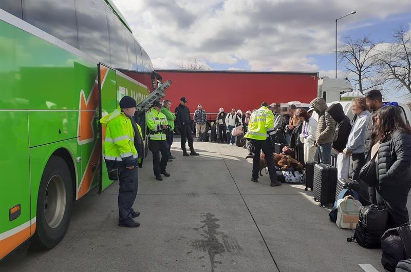Celníci nalezli při náhodné kontrole autobusu tašku plnou drog