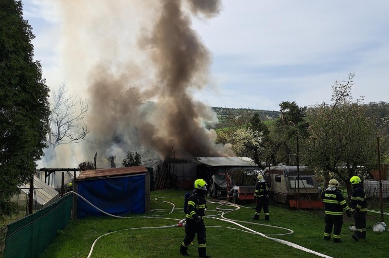 V Hýskově došlo k požáru traktoru, hasiče ohrožovaly tlakové lahve