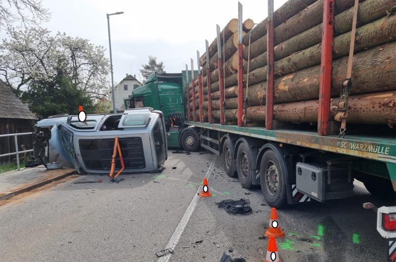 V Jarošově nad Nežárkou vjela řidička osobního vozu přímo pod náklaďák s kládami