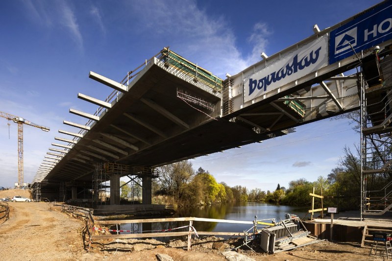 Unikátní projekt v Pardubicích: Výstavba nejdelšího zavěšeného mostu v Česku pokračuje podle plánu