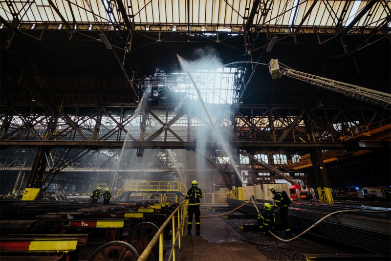 12 hasičských jednotek zaměstnal požár střechy výrobní haly ve Vítkovicích