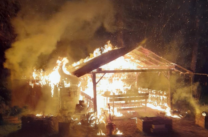 Škodu za 80 tisíc způsobil požár altánu v Horním Maršově na Trutnovsku