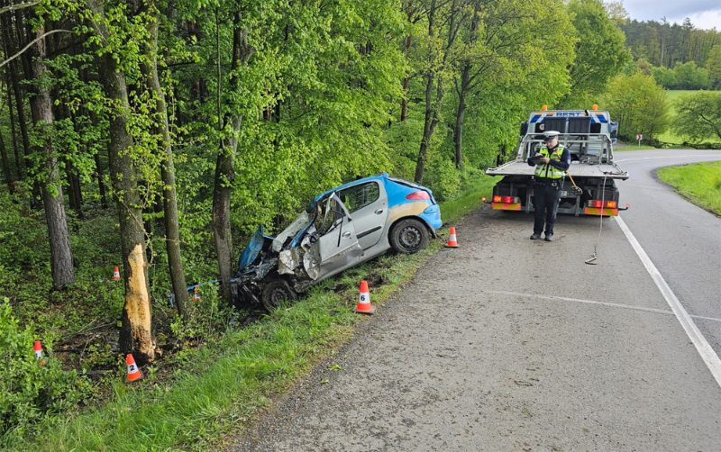 Na Zlínsku narazil 66letý řidič při jízdě do stromu, s vážným zraněním skončil v nemocnici