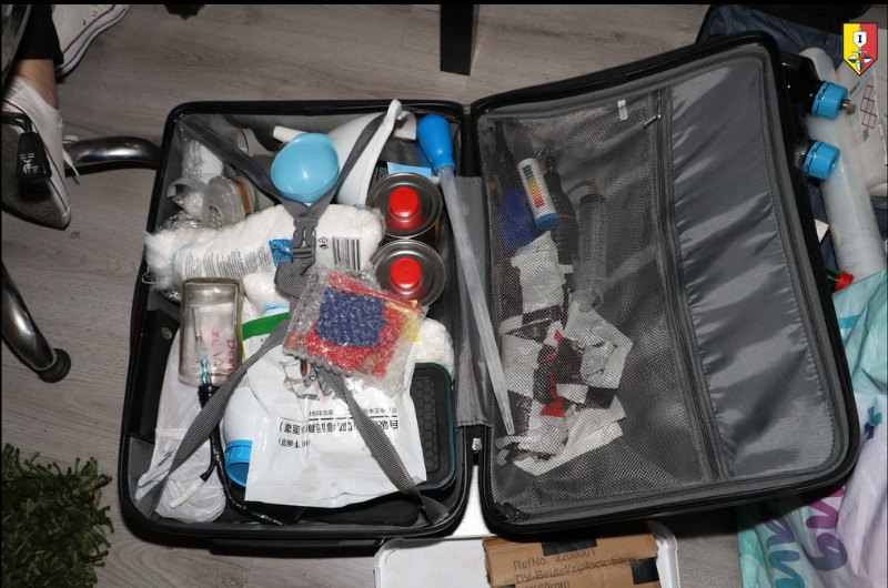 Policie v Praze zadržela výrobce pervitinu, varnu vozil v cestovních kufrech
