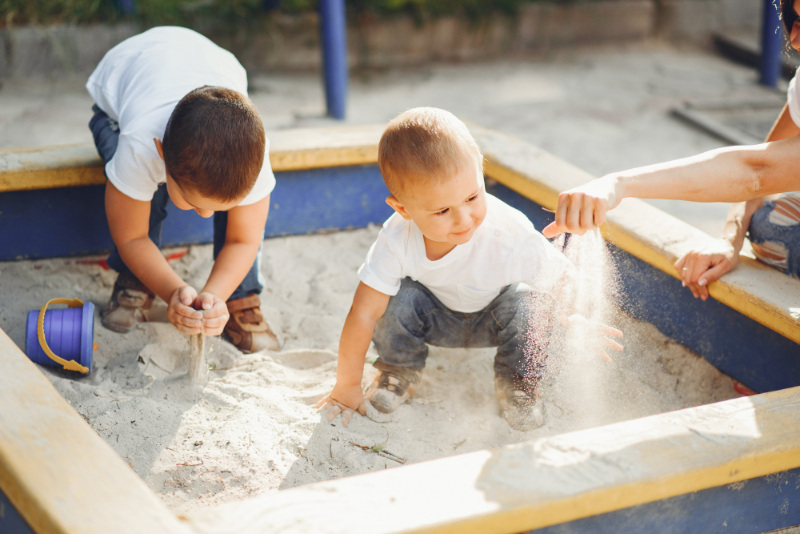 Písek jako základní hrací prvek: Jak udělat dětské pískoviště praktické a bezpečné?