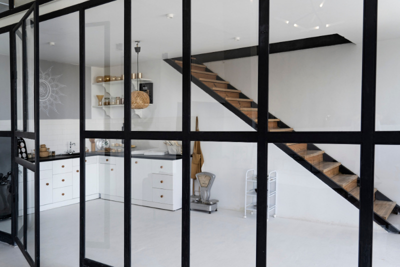 Skleněné stěny a příčky: Vzdušnost a elegance pro každý interiér