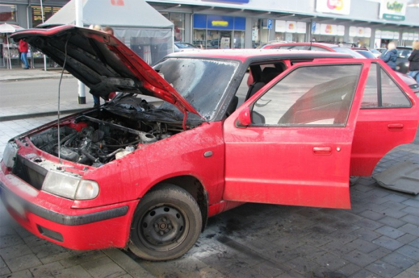 Na parkovišti v Jaroměři hořel osobní automobil