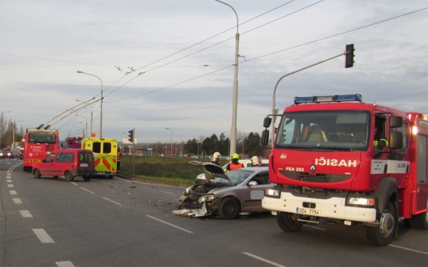 Nehoda tří vozidel komplikovala ráno dopravu na hlavním tahu mezi Zlínem a Otrokovicemi