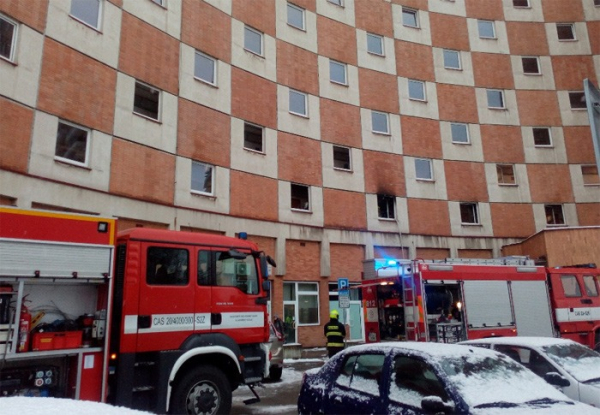 Požár bytového domu si vyžádal evakuaci sedmi nájemníků