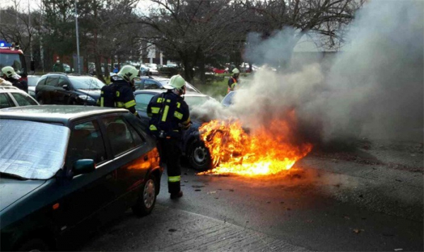 Muž se snažil hořící auto uhasit sám a popálil se